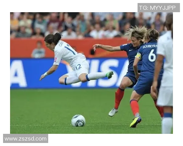 足球明星意外绊倒女儿引发热议家庭温情瞬间感动众人